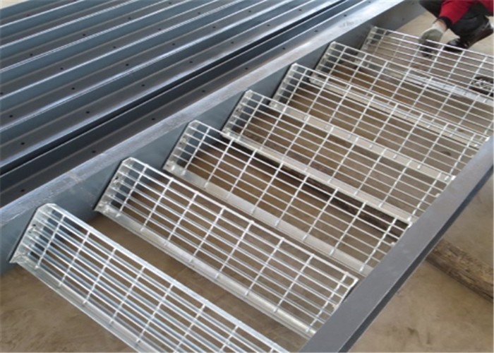 ISO9001 Step Board Galvanized Steel Grating Walkway Pressure Resistance Welding