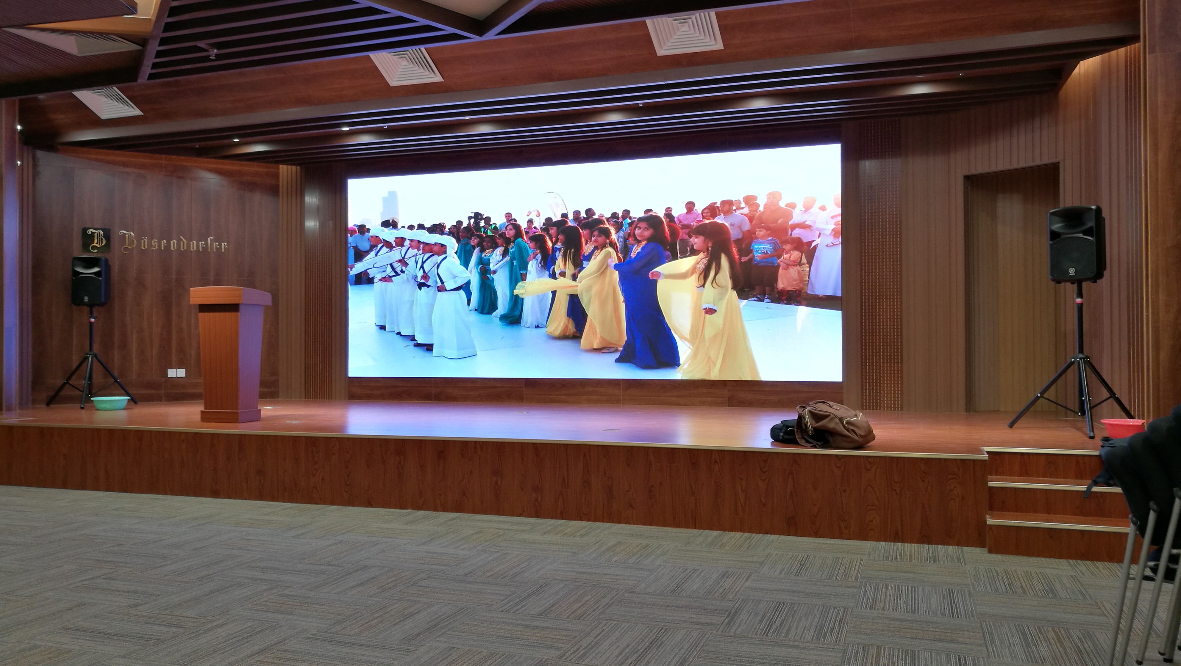 Floor Standing Led Curtain Wall Display P4 Indoor Led Display High Contrast