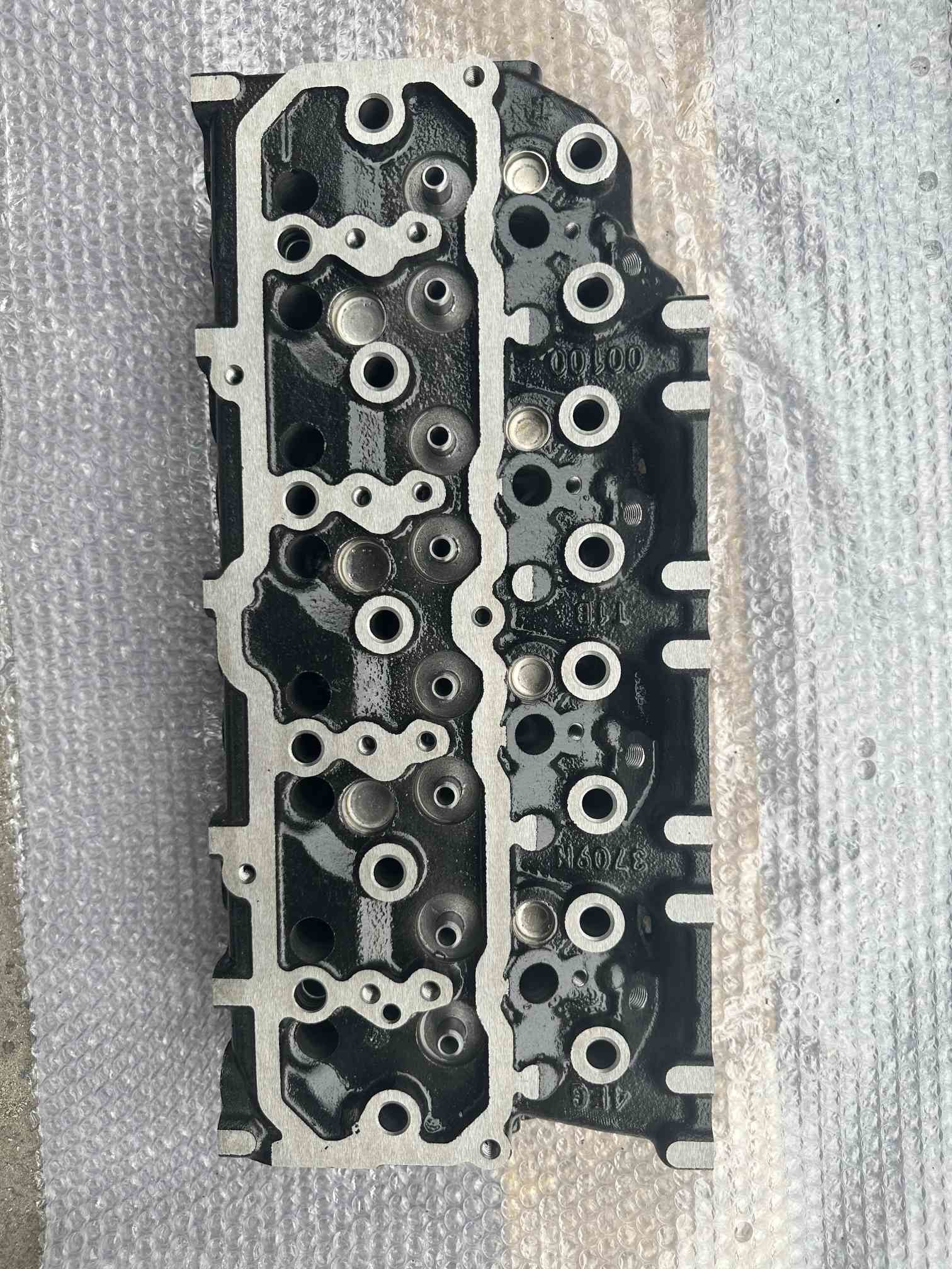 32A01-08010 Mitsubishi Engine Cylinder Head Model S4S-DI Material Casting
