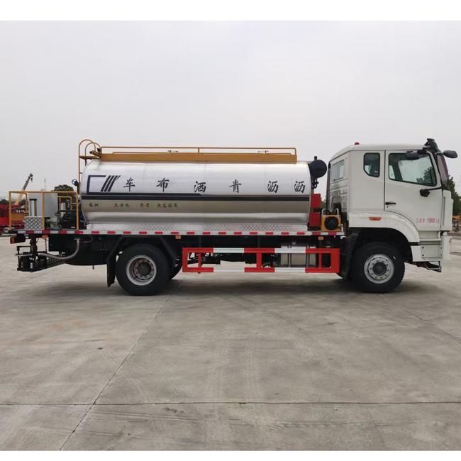 New Brand 4X2 HOWO Factory Direct Supply 13 m³ Truck Asphalt Sprinkler Truck Mud Sprinkler Truck