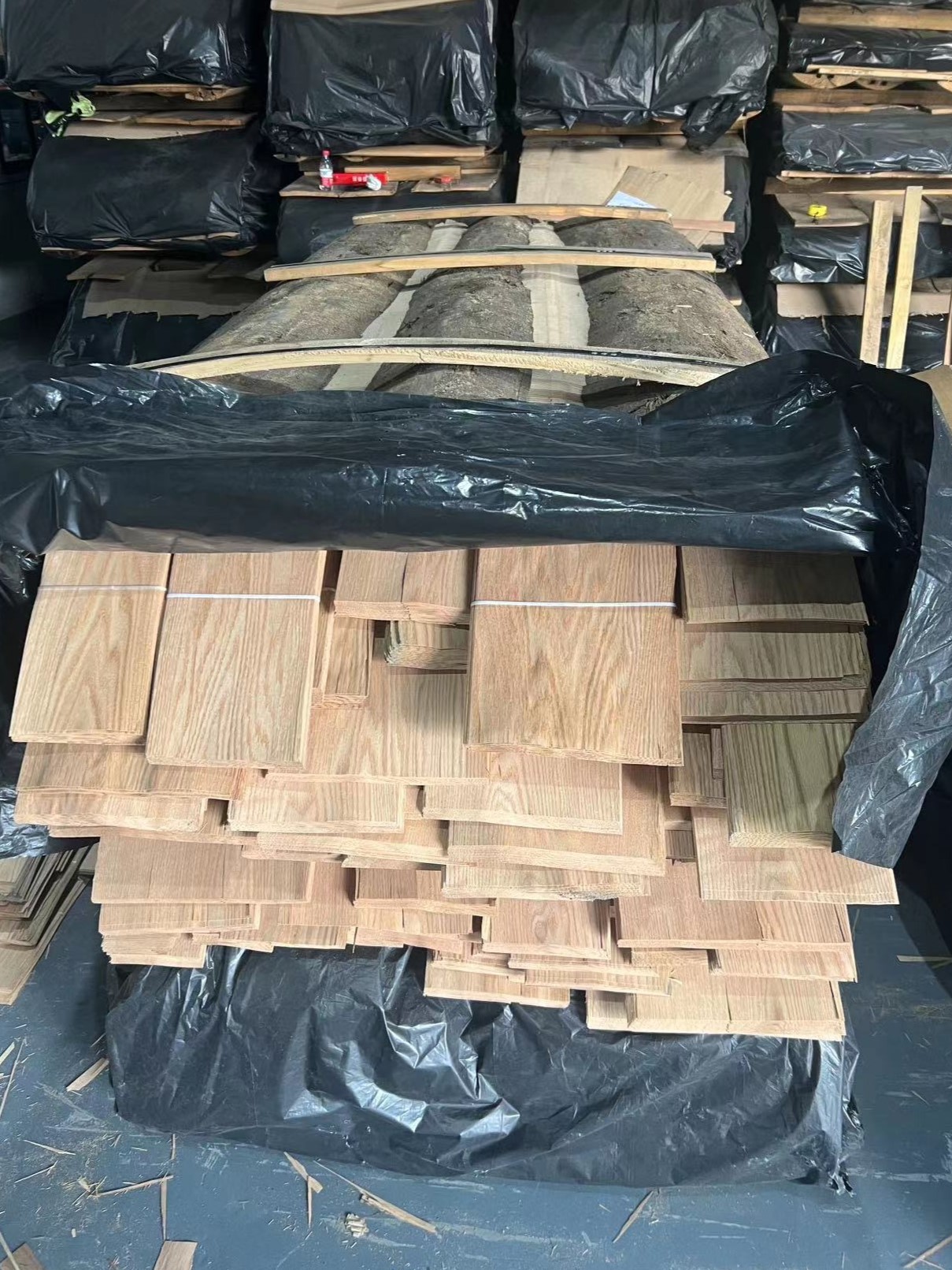 Factory Sales Red Oak Wood Veneer 0.45mm Red Oak Veneer for Flooring Wood Veneer Wall Panels