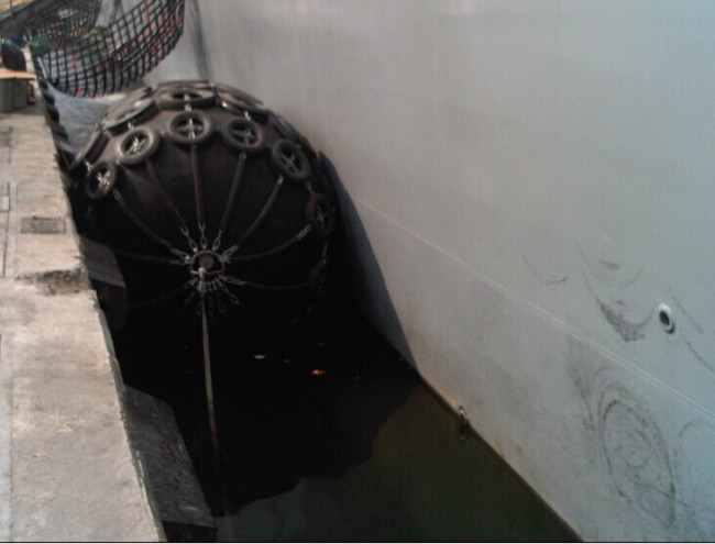 Pneumatic Yokohama Rubber Fender Chain Tyre Net 3300mm X 6500mm Inflatable Boat