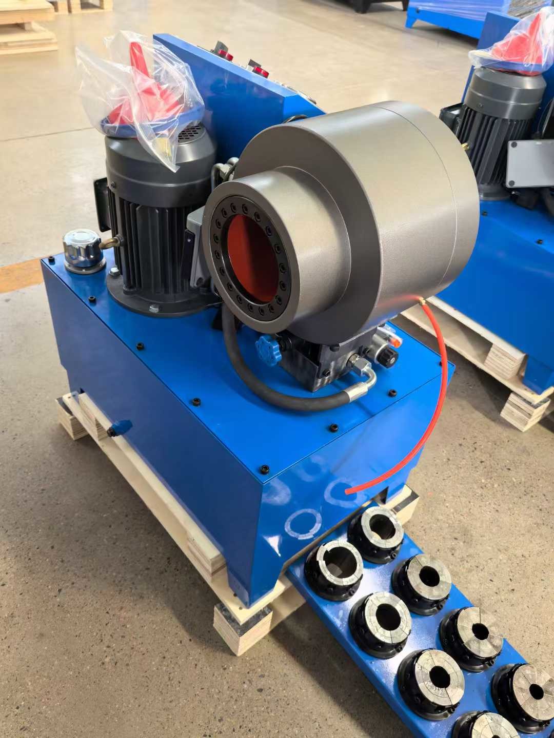 With 4 Wheels Forging Process One-Piece Without Welding Points One-Piece Formed Material High Hardness Wear Resistance Oil Pump Pressure Hose Crimping