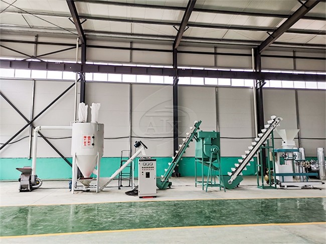 500kg/H Poultry Feed Pellet Machine For Small / Medium Farms ISO Approval