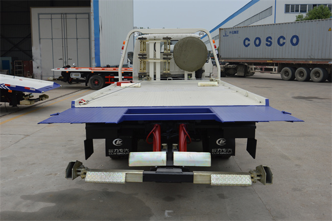 4X2 DONGFENG Small Hot-selling 1.5 Tons Flatbed Wrecker