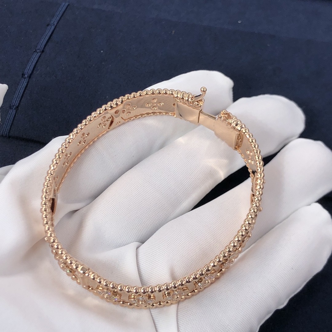 Customization Gorgeous 18k Gold Van Cleef & Arpels PerléE Clovers Bracelet Small Model