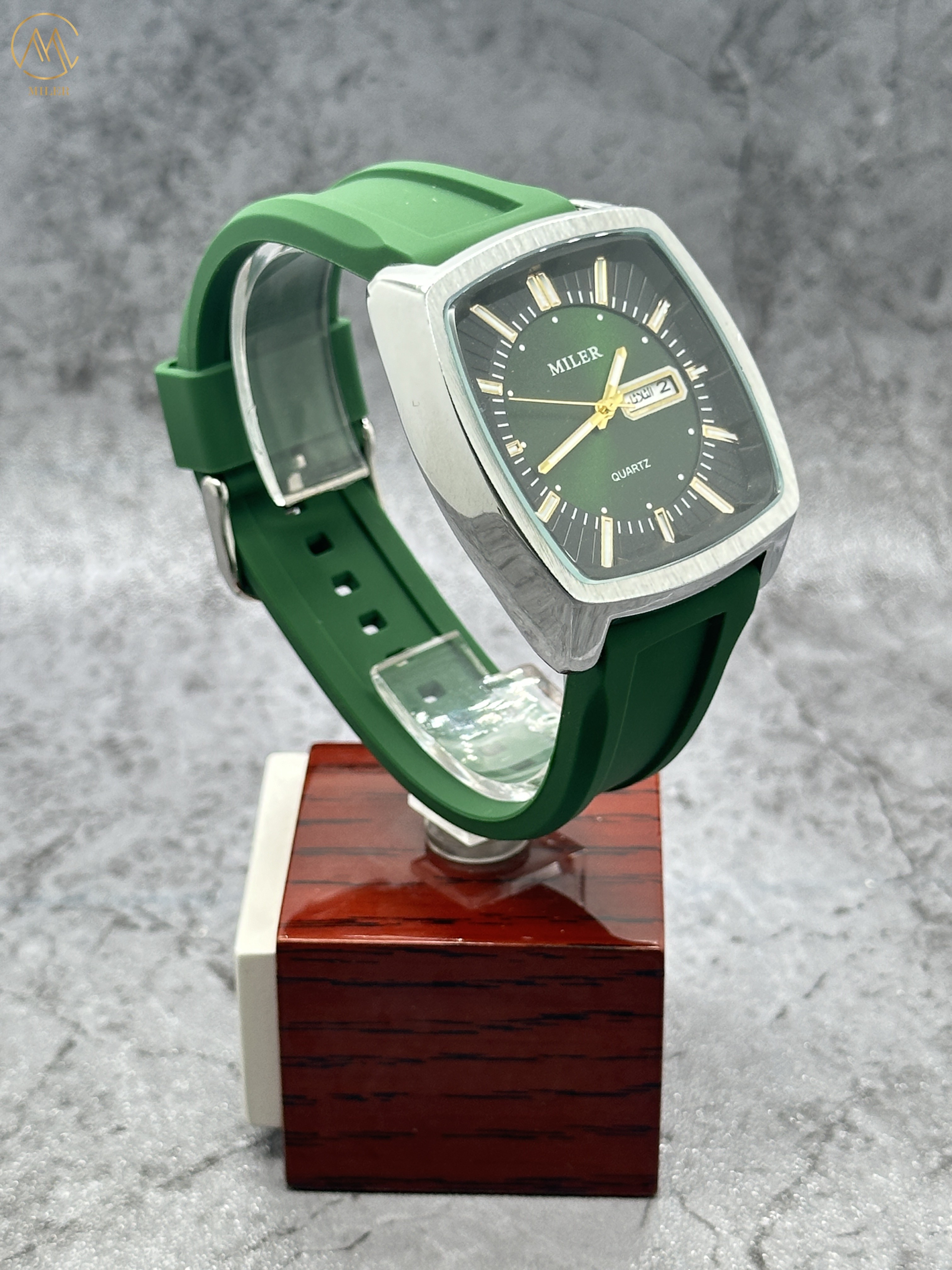 Fashion Stainless Steel Case Double Calendar Watch for Men and Women with Silicone Strap
