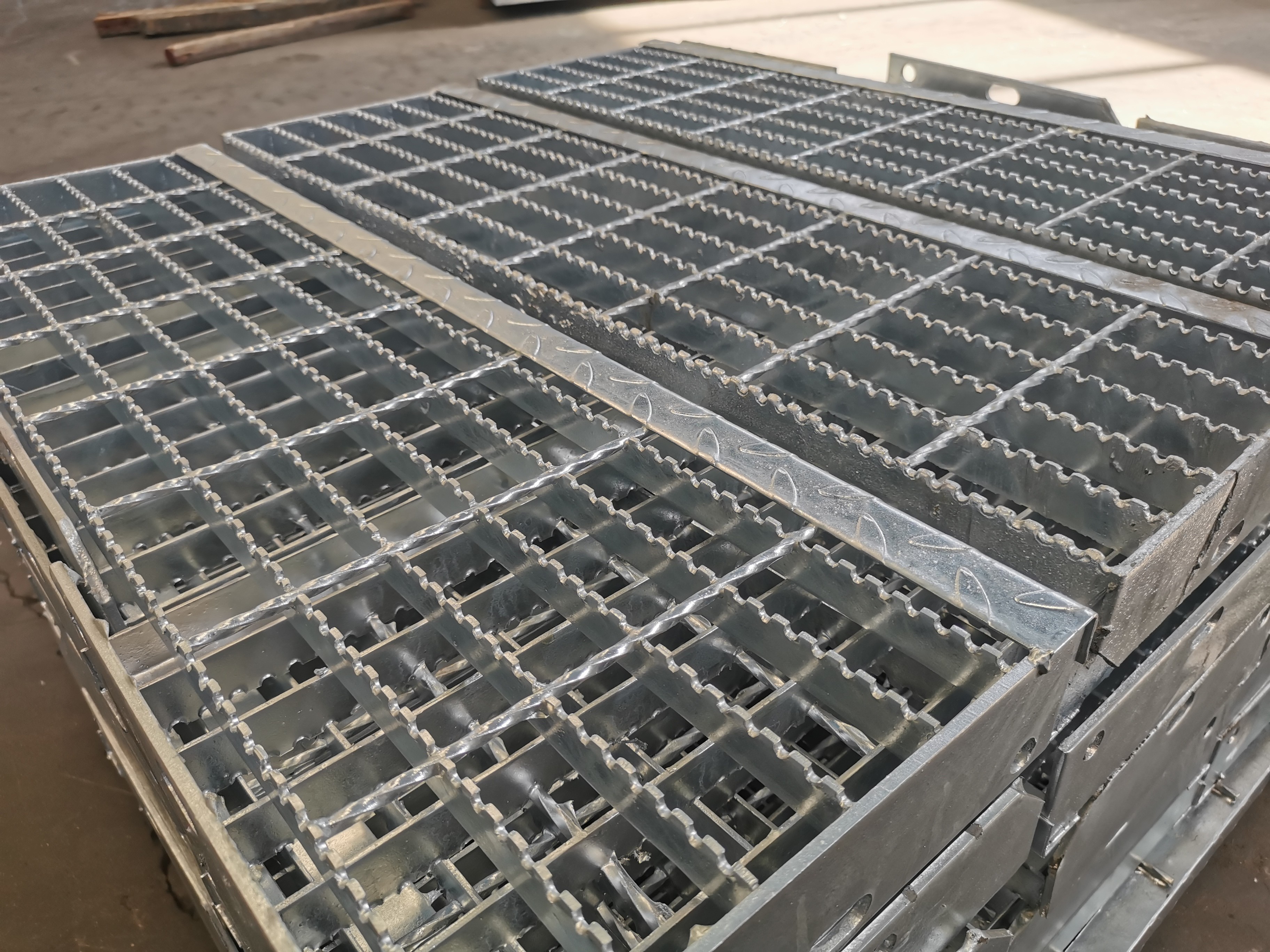 Square Port Non Skid Steel Grate Stair Treads 40mm For Sanitation Engineering