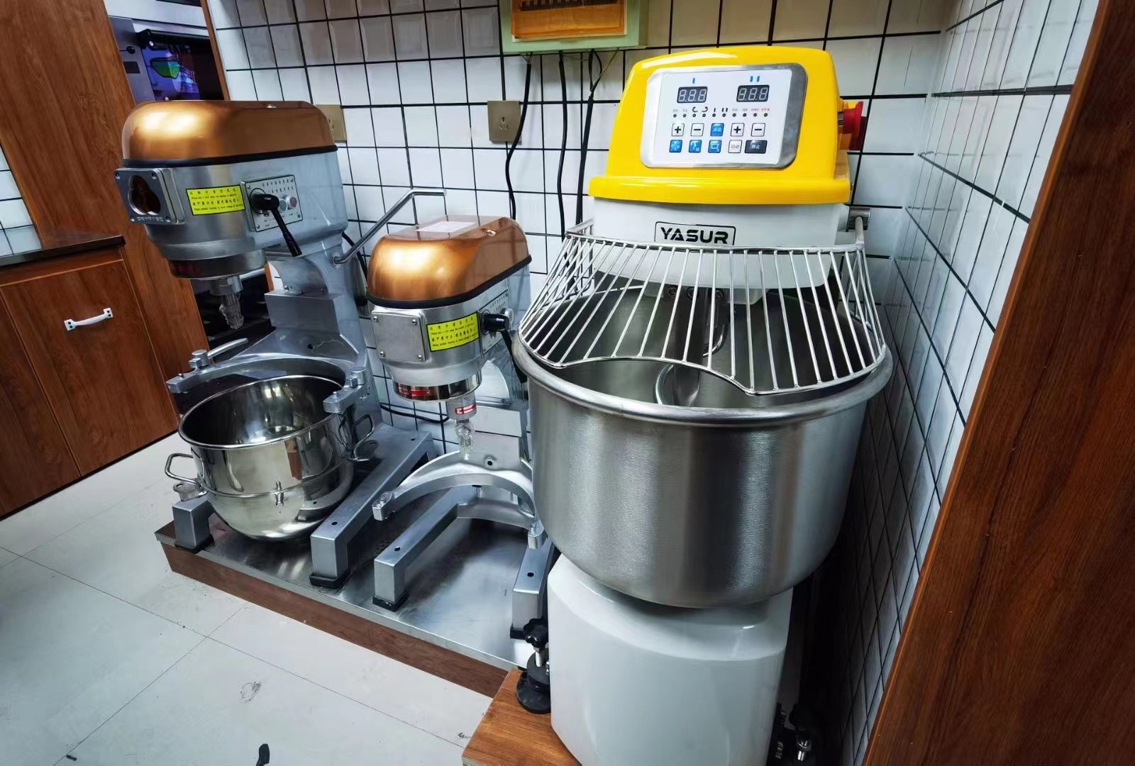 120kg Stainless Steel Spiral Dough Mixer 0.55kw Dual Speed Countertop Spiral Mixer