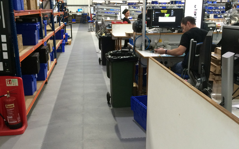 ESD Interlocking PVC Garage Flooring 10 Ohm ESD Flooring Tiles