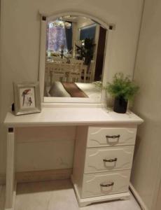 China Solid Wood Frame European Contemporary Furniture Modern Style Dresser wholesale