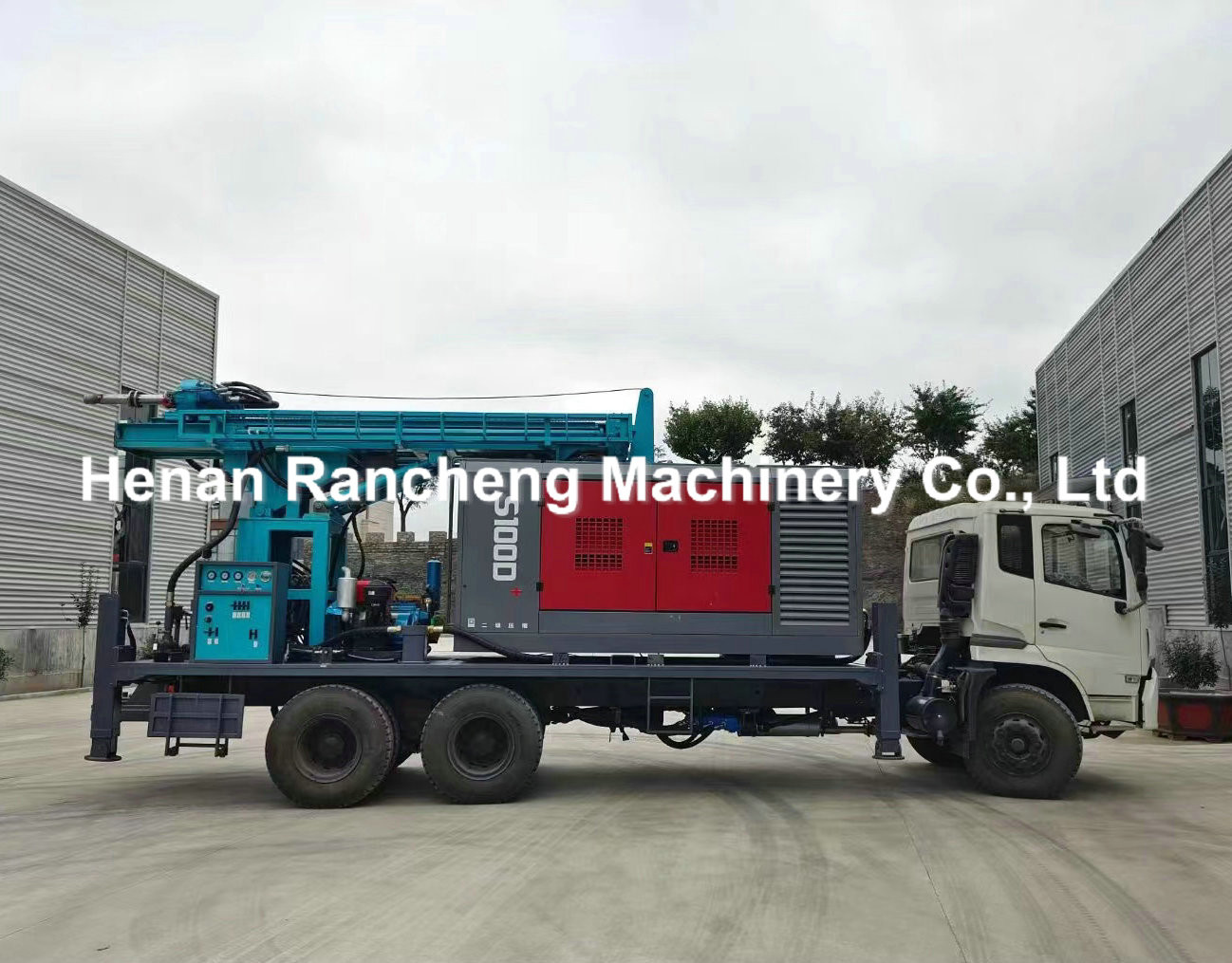 500m Depth Well Drilling Rig Water Trucks 266HP Load Engine 40 - 130rpm Rotary Speed