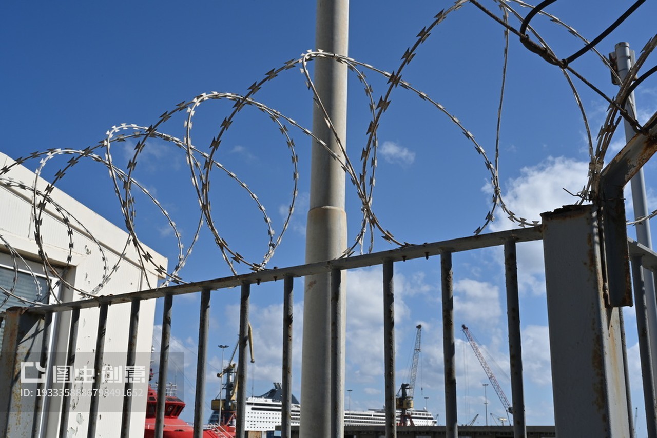 Factory Direct Hot Dipped Galvanized Steel Wire Mesh Fence Rust-Proof Razor Barbed Wire BTO-22 For Security For Prisons