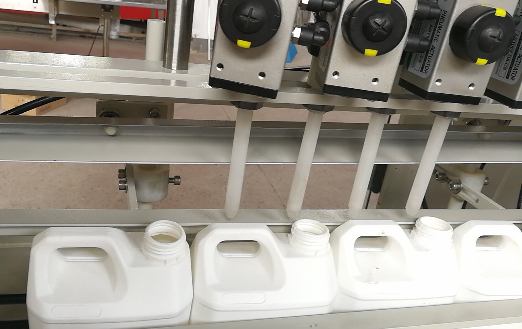 Automatic Linear Straight Bleach Thinner Bottle Filling Capping Labeling Packing Machine