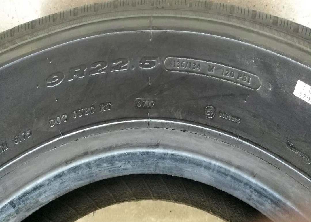Four Rib Grooves 9R 22.5 Tires Better Wet Grip Performance For All Position
