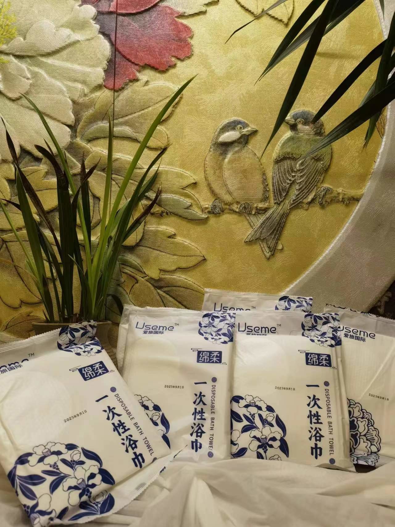 White Disposable Bath Towel Hotel Bath Towel 200gsm Plain Design For Home Hotel Use