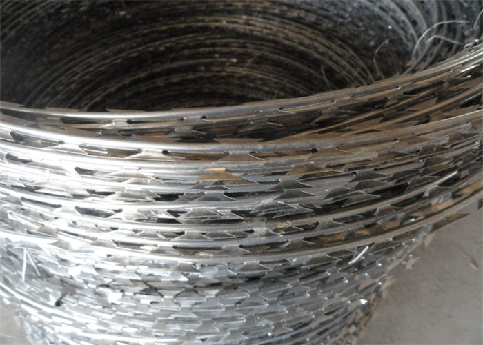 Hot Dipped Galvanized BTO22 450mmx10kg Per Roll With Clips Cross Razor Barbed Wire