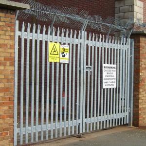China Customized heavy duty palisade fence panels curved top palisade fencing wholesale