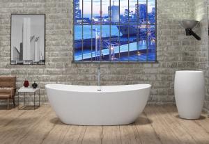 China UV Resistant Oval Freestanding Bathtub Low Thermal Conduction wholesale