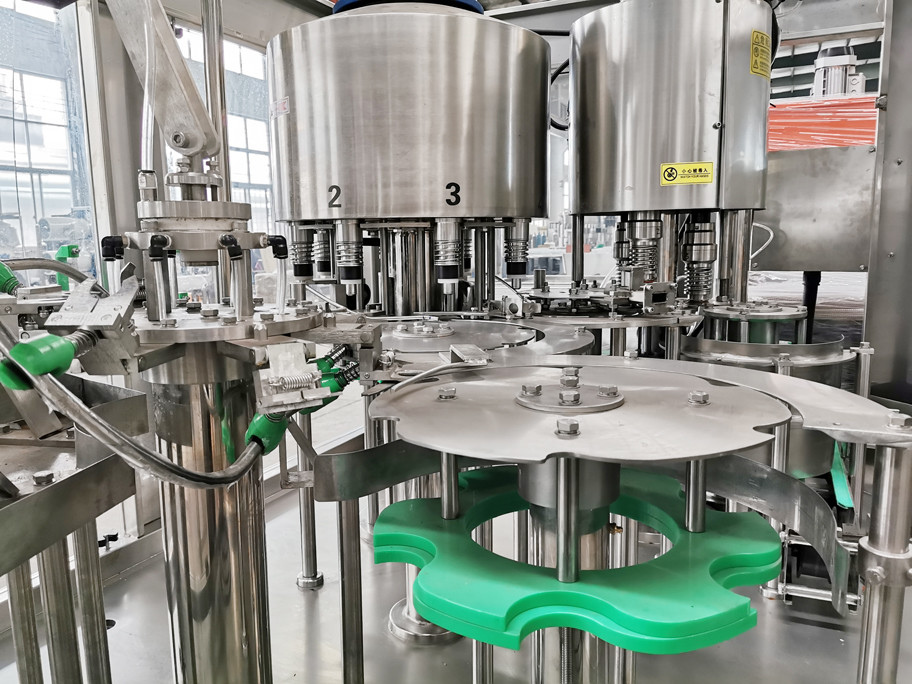 1.5KW 50BPM Pet Bottle Filling Machine Magnetic Powered Cap Device