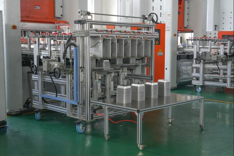 Mitsubishi PLC SIEMENS Motor Disposable Aluminium Foil Container Production Line With Long Life