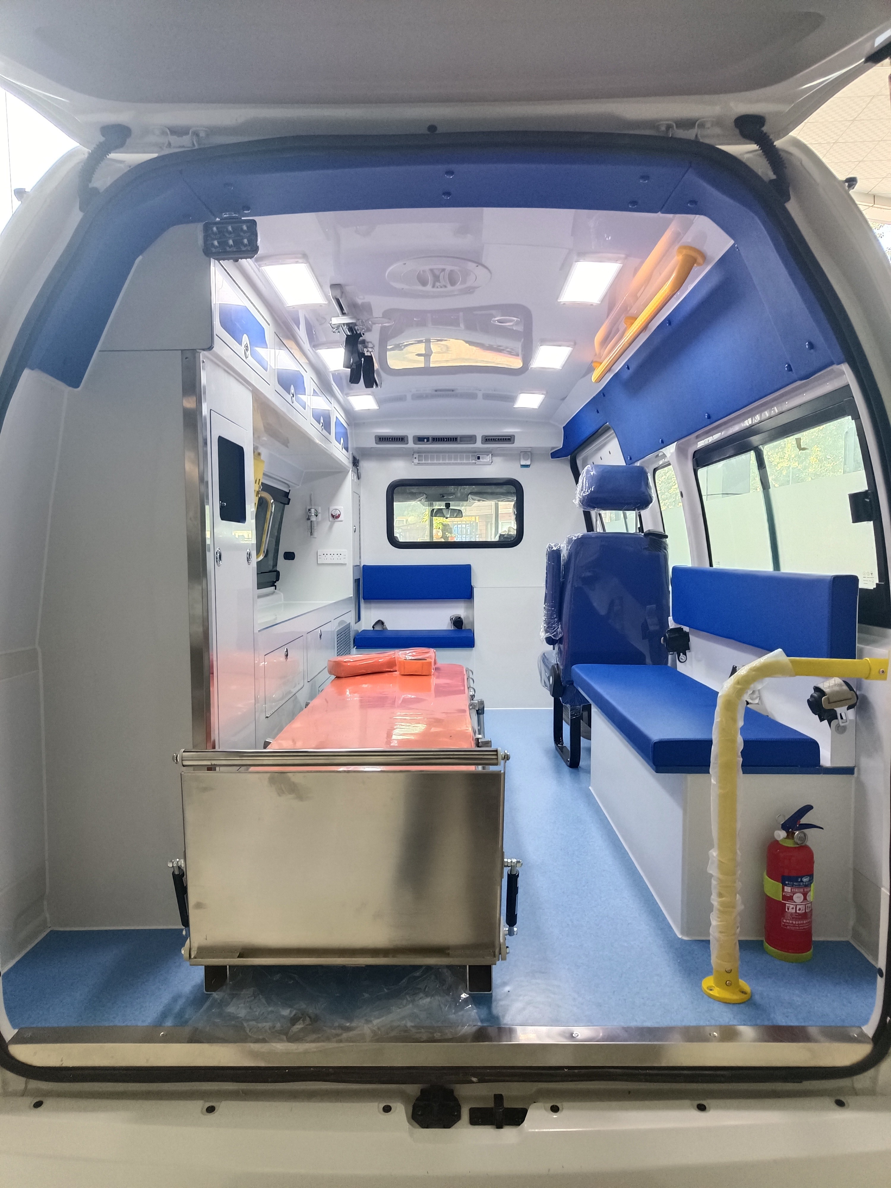 Futian Emergency Medical Services Ambulance 7 Seat Rear Drive 4×2