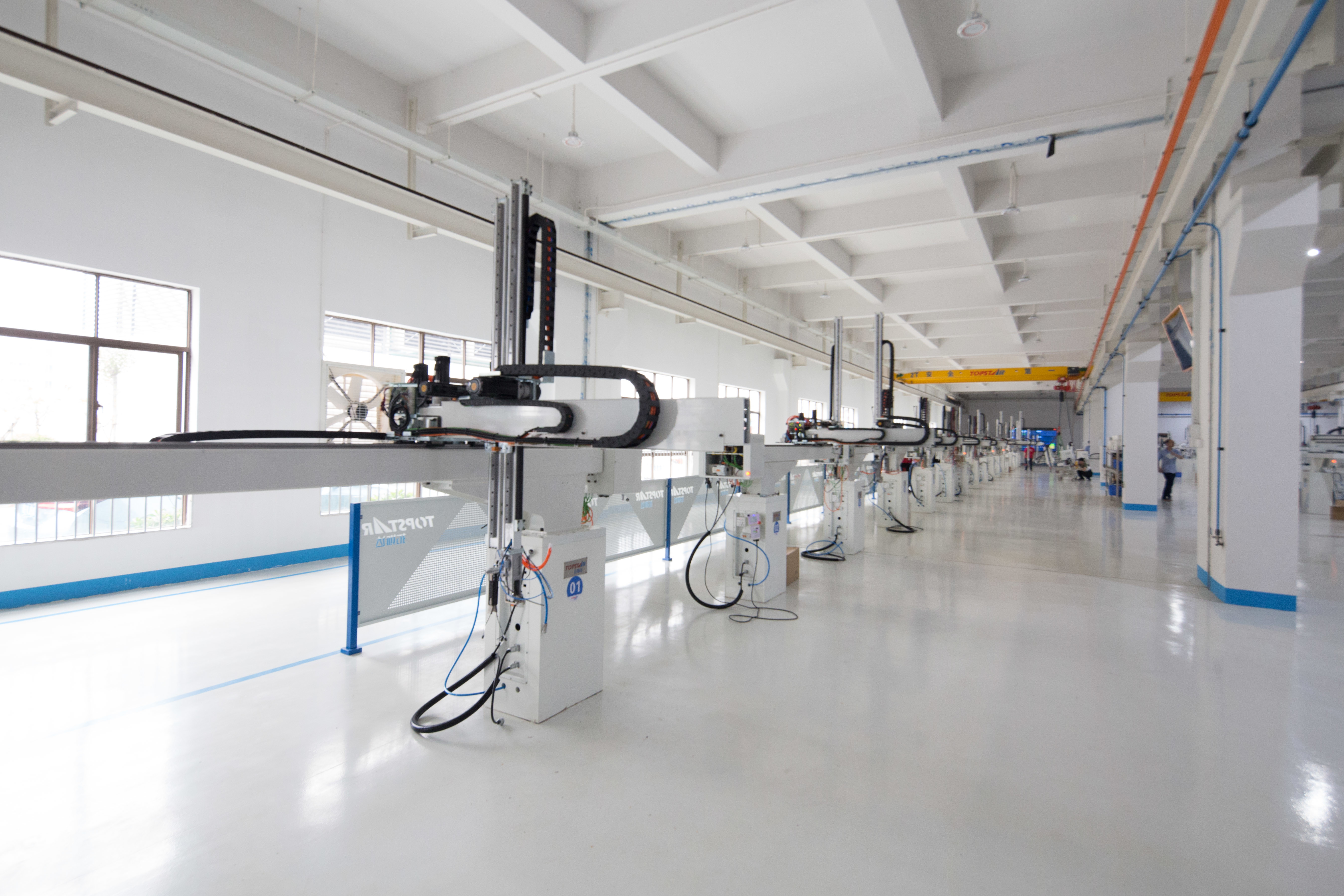 Industrial Injection Molding Robot Steel Material 0 . 5 - 0 . 7Mpa Air Pressure