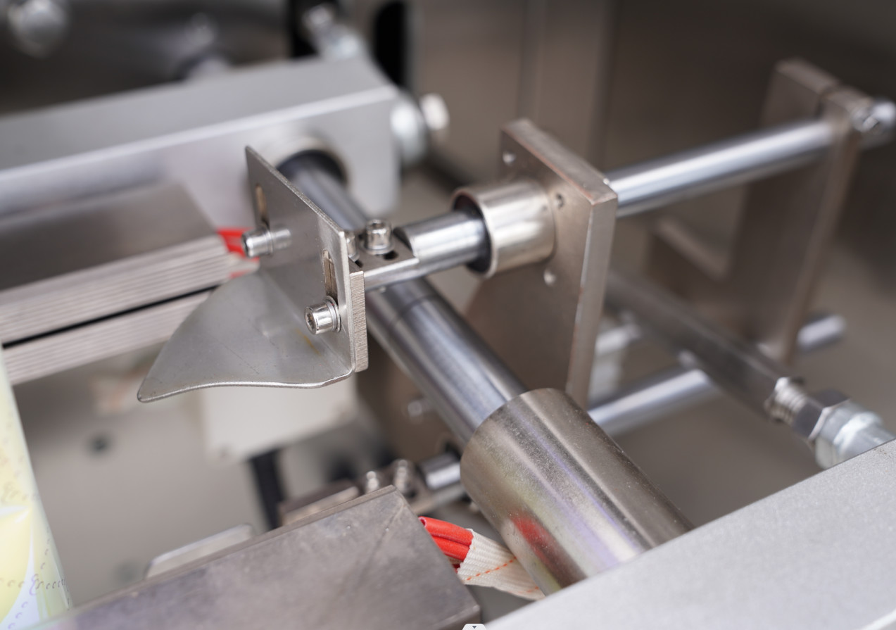 Alumina Ball Desiccant 4 Hoppers Linear Scale Pouch Packaging Machine Silica Gel Desiccant Pouch Packaging Machine