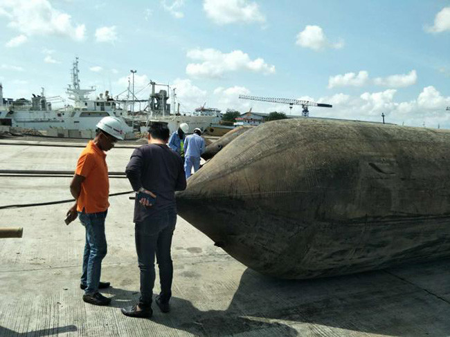 Large Diameter High Pressure Heavy Lift Air Bags , Inflatable Marine Airbag For Ship Launching