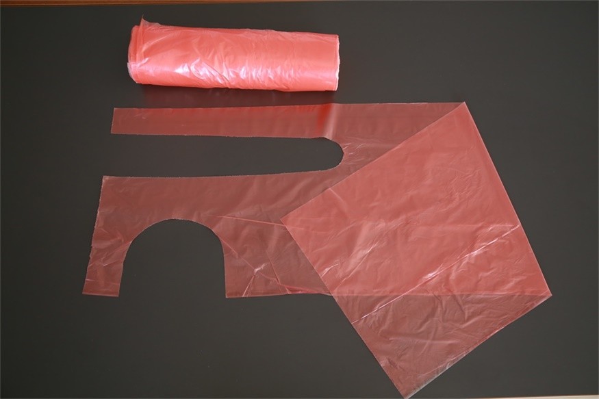 PE Disposable Aprons On A Roll Against Liquid , Sleeveless Disposable Smocks