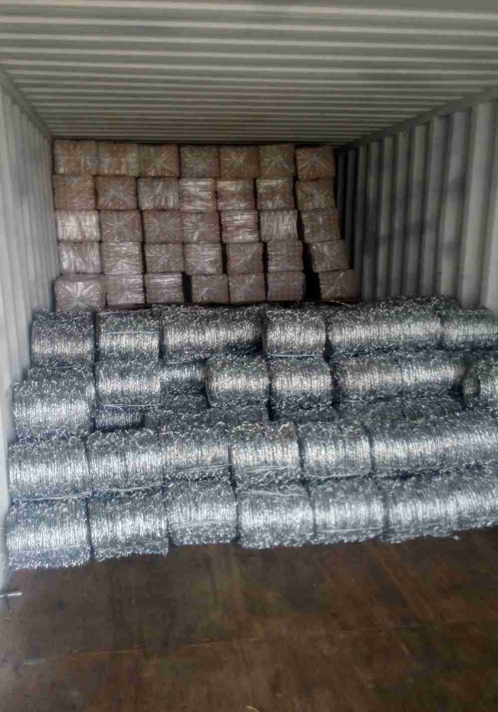 Galvanized Barbed Wire Farm Fencing Single Twist And Three Twist Weaving 7.5cm-15cm Barbed Distance