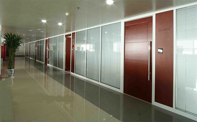 Decorative 83mm Aluminium Glass Office Partition 38-44db soundproof
