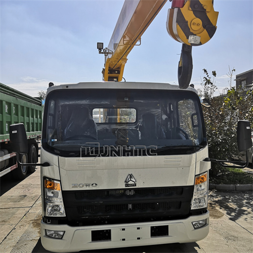SINOTRUK HOWO 4X2 Light Duty Commercial Trucks With CRANE RHD 10 Ton Truck