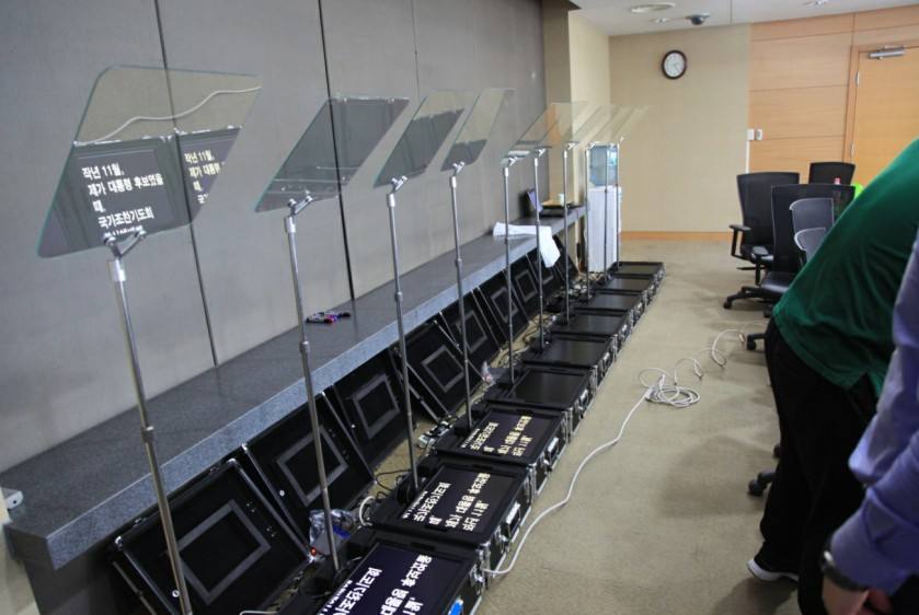 TYSTVideo Independent Host SpeechTeleprompter for 97% Light Transmittance