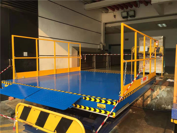 Hydraulic Electric Scissor Lift , Dock Lift With Non Skid Checkered Plate And Manual Lap-jointed Plate