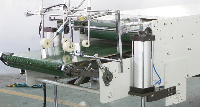 Crash Lock Bottom Folding Gluing Machine 7000kgs For Paperboard