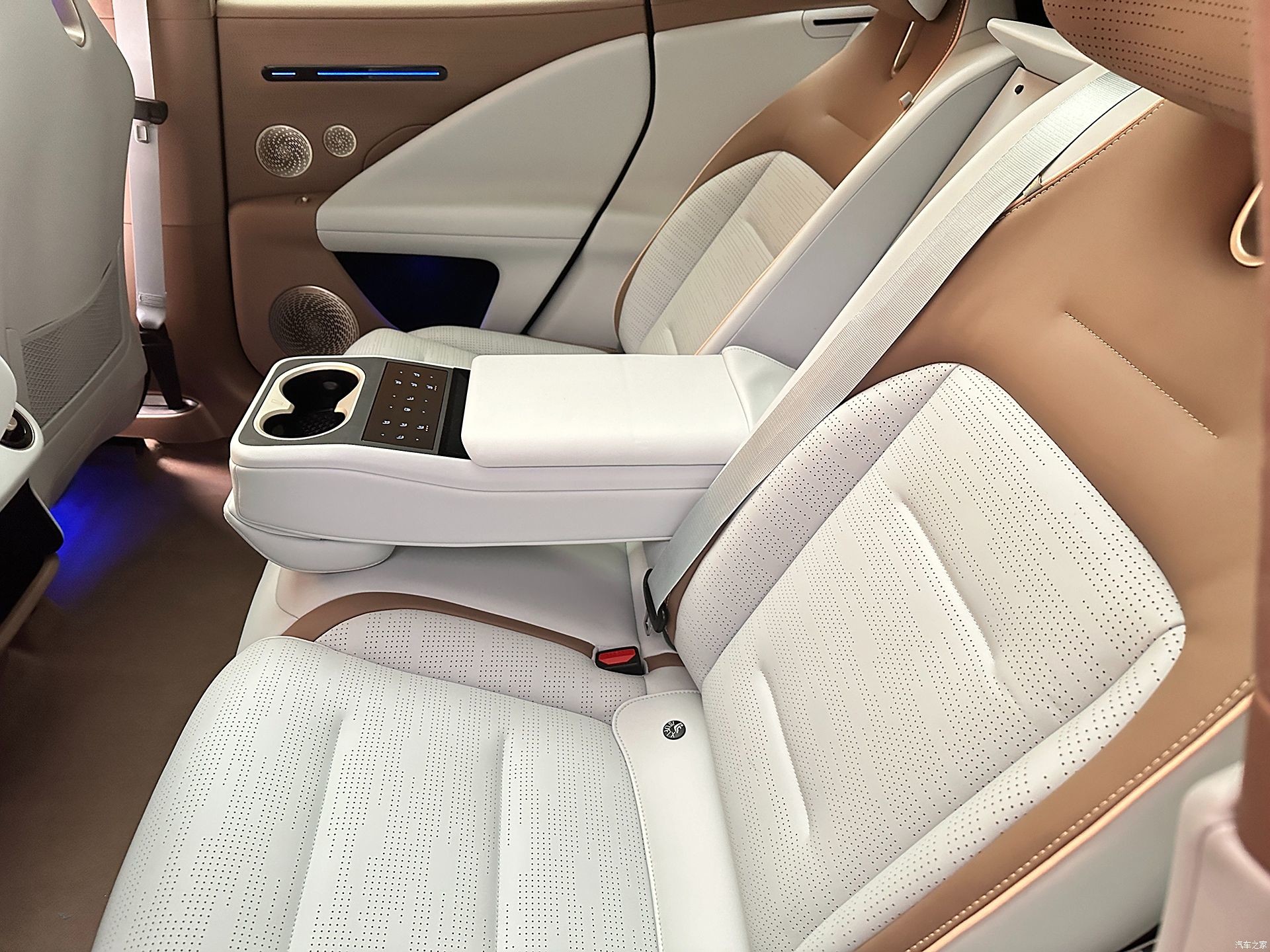 Changan Avatr 07 is a new high-end brand jointly created by CATL, Huawei, and Chang'an Automobile. It offers both hybrid and all-electric versions,