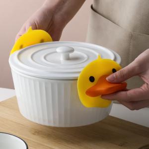China 2pcs Silicone Oven Gloves 446F Heat Insulation Hot Plate Clip Cute Duck Pot Holders wholesale