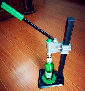 China Screw Manual Bottle Capping Machine , Semi Automatic Bench Top Capper wholesale