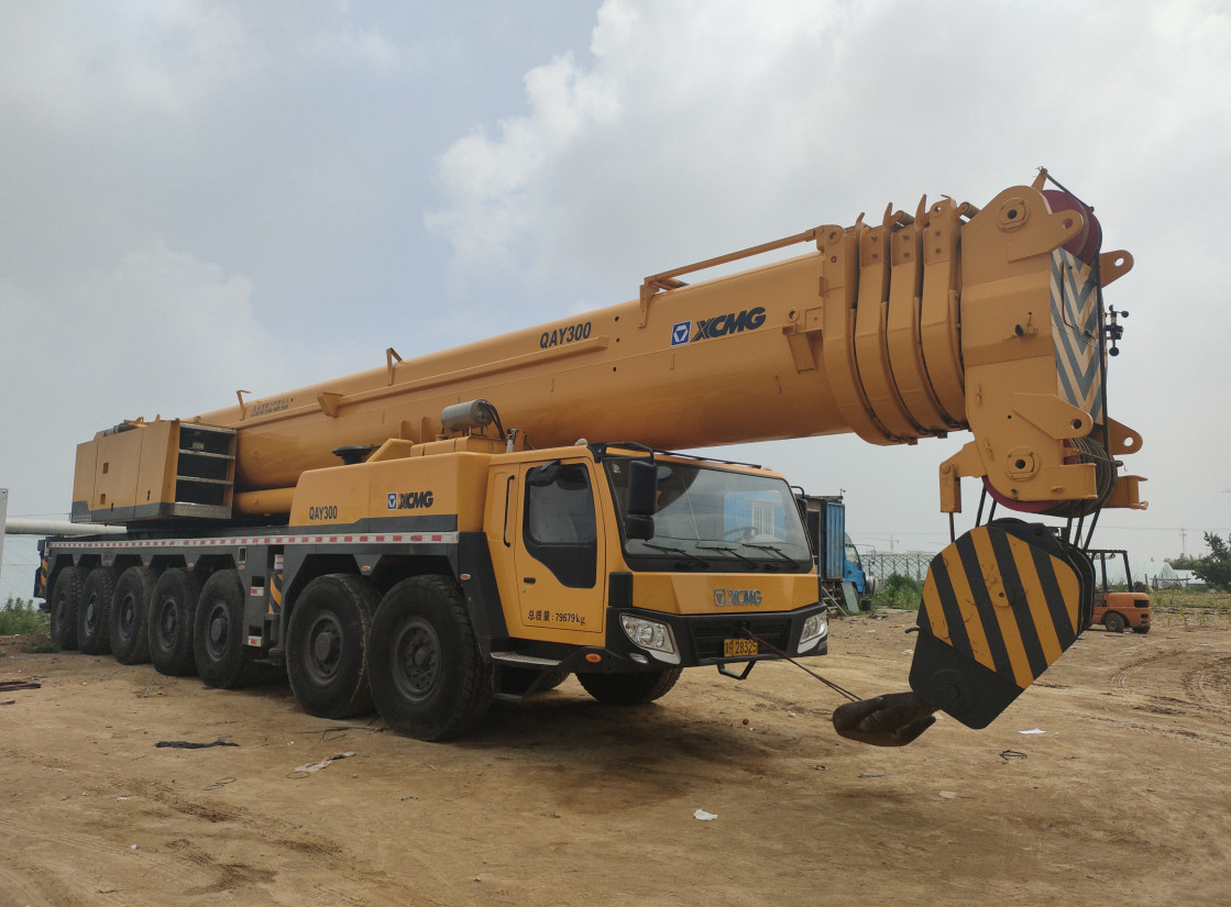 Truck Mounted Second Hand Rough Terrain Crane 2011 XCMG QAY 300