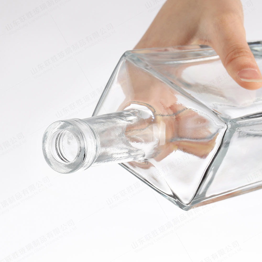 ODM 700ml Square Vodka Glass Bottle For Whiskey And Liquor Sealing Type Cork