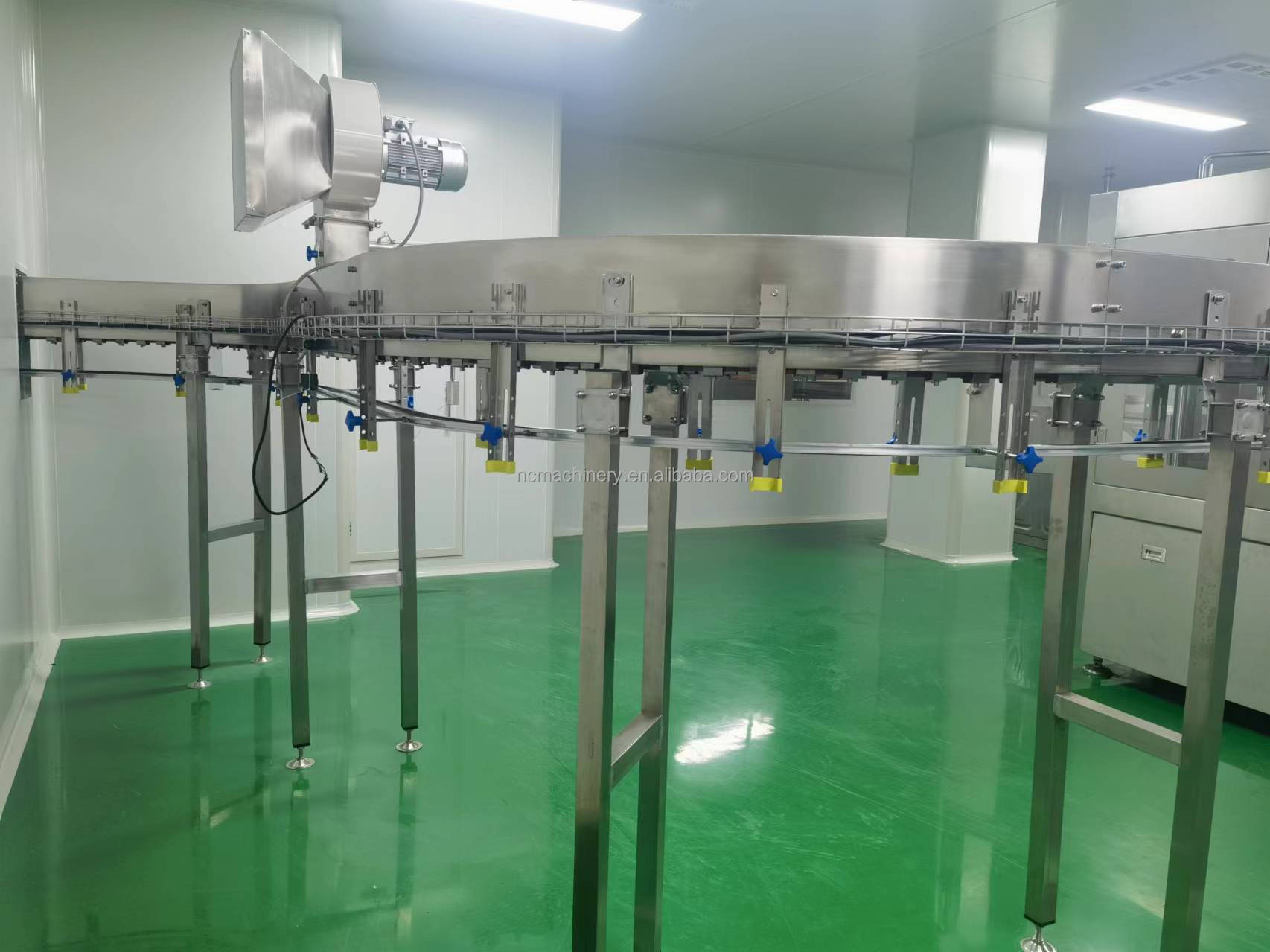Pure Water Usage Electric Driven 18 Heads Automatic Rotary PET Bottle Filling Machine