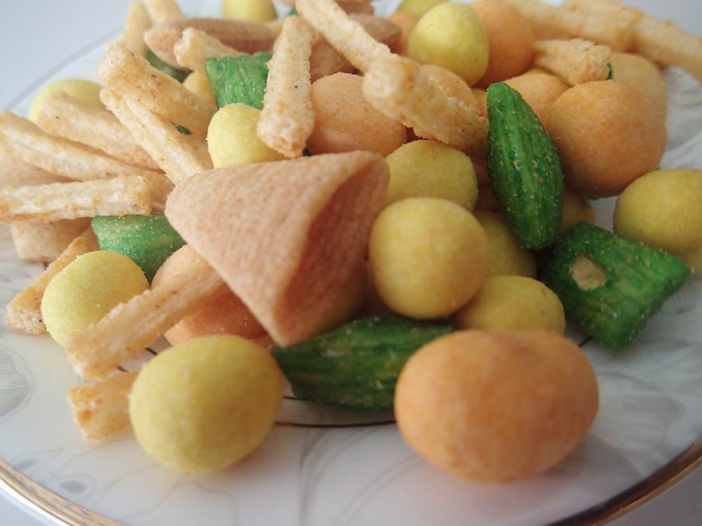 Good Tasty Best Price Chinese Rice Cracker Mix with Nuts Gluten Free Triangle crispy cracker snack