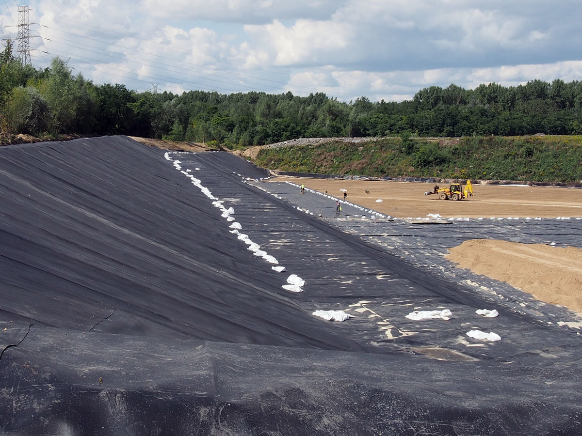 15MPa Tensile Strength HDPE Geomembrane Liner With 2.0-3.0% Carbon Black Content