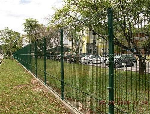 Hot Dipped Galvanized 3D Curvy Green Wire Mesh Fencing , 358 Security Fence
