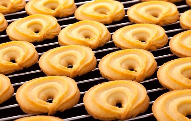 SHANGHAI YIXUN YX-600 Medium Capacity Oreo Chocolate chips cookies making machine 180-250kg/h