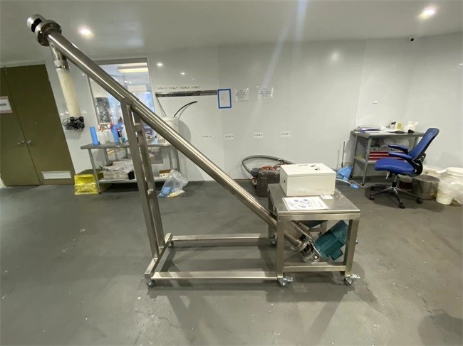 Efficiently 316L Vertical Screw Conveyor Transfers Material From Below To Above