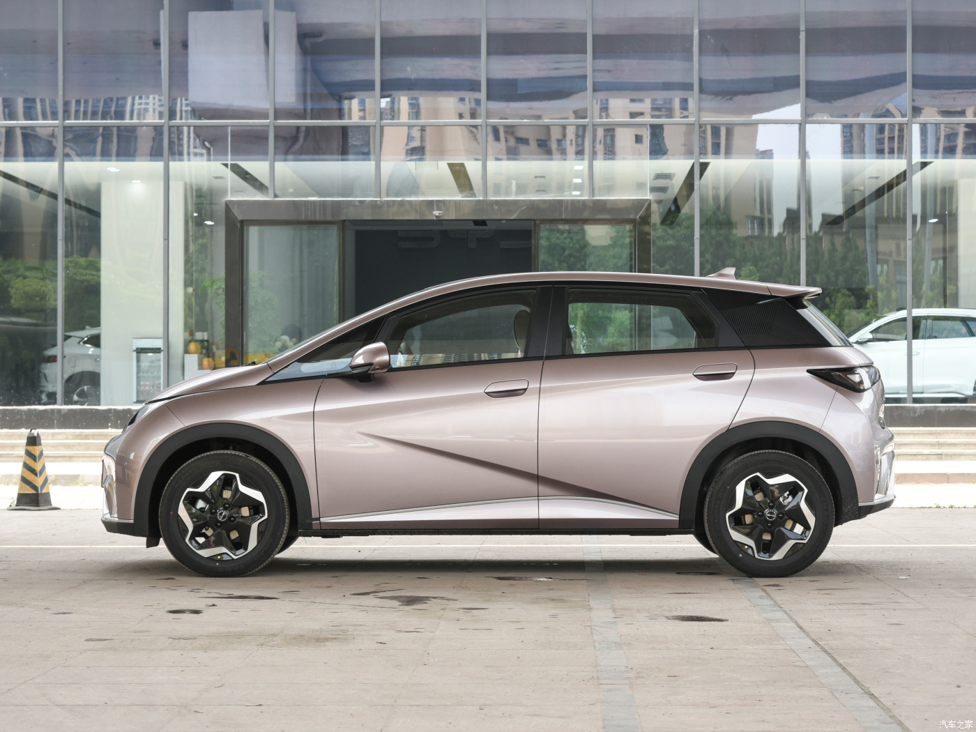 Hot sale B YD dolphin EV Wheel High Speed 5 Seats electric car Cheapest Price left hand car automotive new car