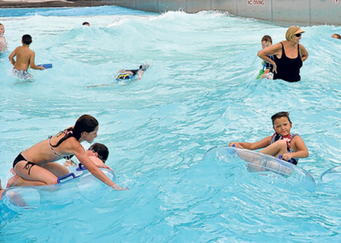 Excited Water Park Surfing Wave Pool , Wave Height 0.3 ~ 1.0m