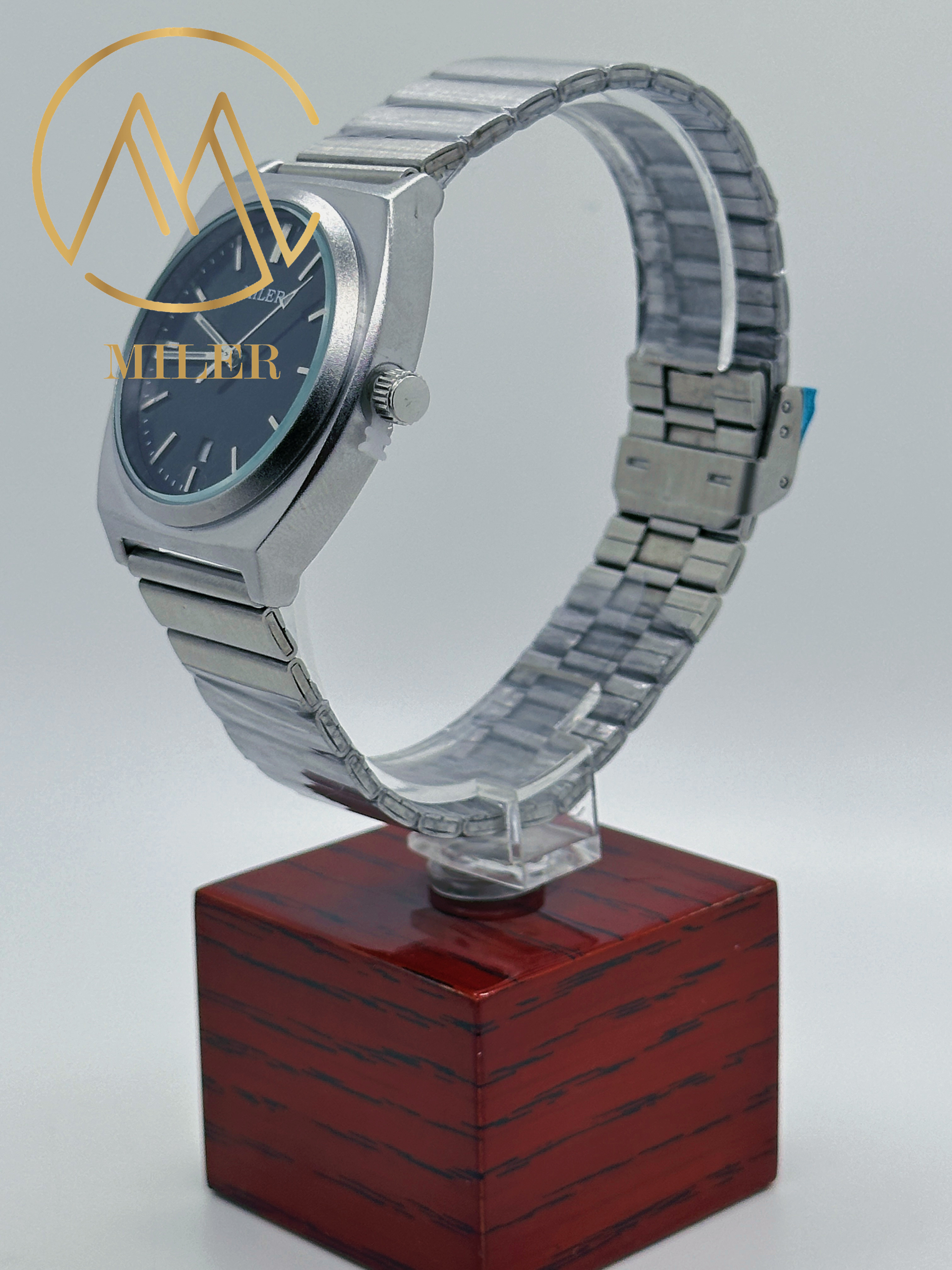 Customized Trendy Quartz Wrist Watches For Men With Luminous Hands Leather Band
